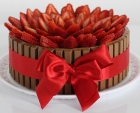 Bolo Kit Kat coberto com Morango