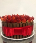 Bolo Kit Kat coberto com Morango