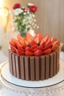 Bolo Kit Kat coberto com Morango