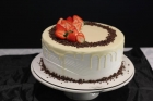 Bolo Trufado de Morango com Chocolate Branco