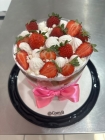 Bolo Morango com Suspiro e Chantilly 