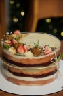 BOLO DE NINHO COM PISTACHE E FRUTAS VERMELHAS - 15 FATIAS